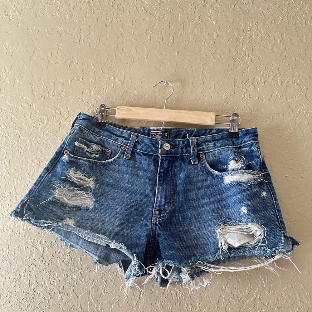 Abercrombie & Fitch Low Rise Distressed Denim Women's Curvy Shorts Size 30/10 - Picture 1 of 11